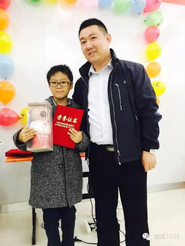 我是小小銀行家，來跟行長合個影哦