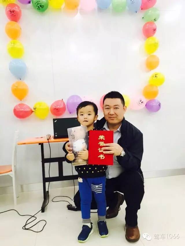 我是小小銀行家，來跟行長合個影哦