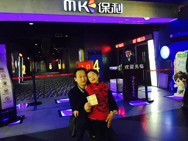 再來看兩個(gè)萌娃，表情都好有戲！