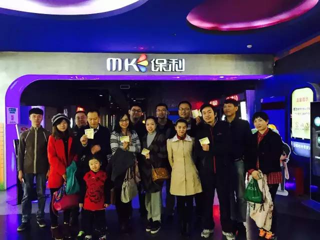 來張“全家?！?，人齊了，我們準(zhǔn)備進(jìn)場(chǎng)嘍