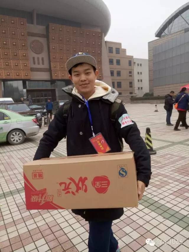 河南電臺(tái)1066主持人小澤，搬送愛(ài)心餃子。