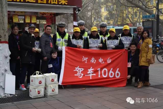 1066小分隊(duì)和志愿者來(lái)到金水路文化路，給這里執(zhí)勤的交警和協(xié)管送去暖心餃子。