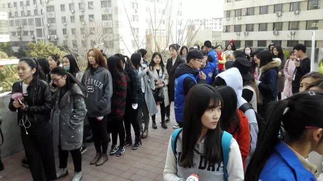 還沒開始時(shí)大家已經(jīng)開始有序排隊(duì)了，棒棒噠！