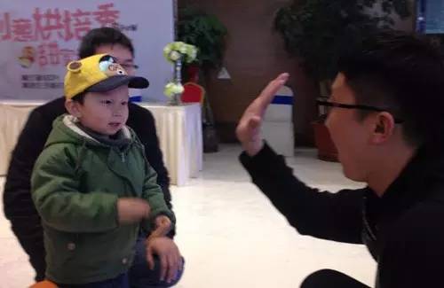 老楊你真心的是童心未泯啊，來，跟叔叔Give Me Five！