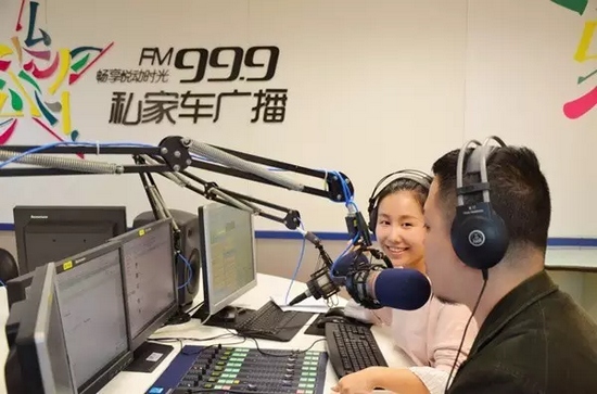 美女嘉賓來做客直播間，麥姐看莫非的眼神，嘖嘖，愛一個人是什么感覺？