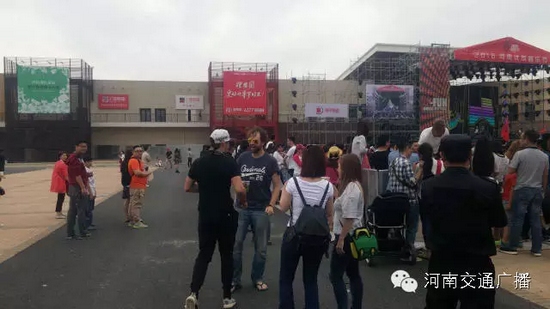 哇塞，現(xiàn)場還有外國友人~