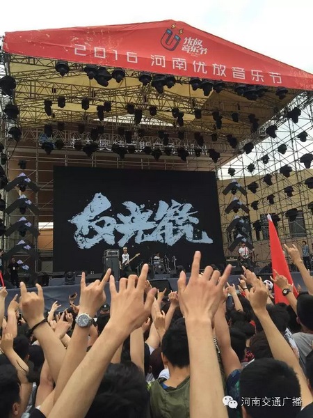 這么多朋友！默契的舉著一個手勢！