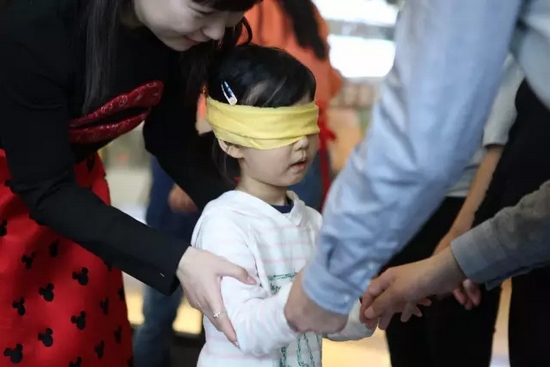 我能第一時(shí)間找到為我編辮子的爸爸，因?yàn)樗氖质悄菢拥臏厝岫辛α? complete=