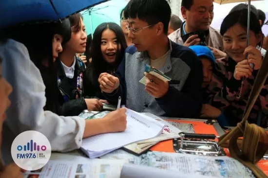 現(xiàn)場觀眾被臺上的浪漫氣氛感染，紛紛報名參加現(xiàn)場表白。