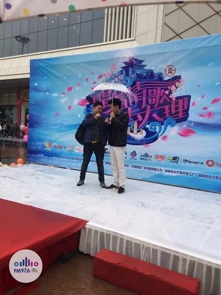 這位男士向遠在家鄉(xiāng)的妻子隔空表白，勇氣真是大大的，您對妻子的愛，已經(jīng)超越萬水千山。