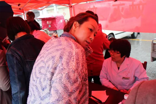 了解到有老人看病不方便，河南電臺1074綠色頻道活動小組欒老師將醫(yī)生請到老人身邊，親自為她診斷。