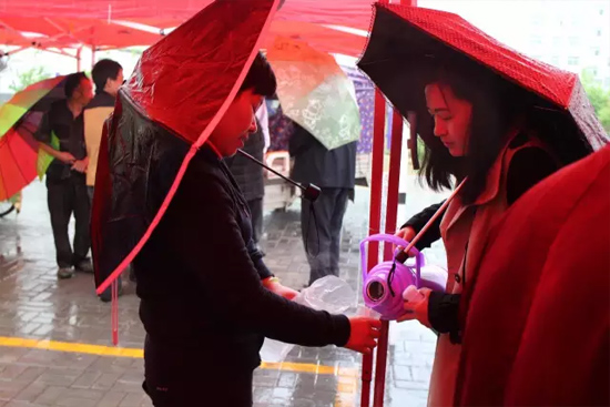 在寒冷的天氣中，為了能讓專家大夫們喝上熱水，紅改主任與柳青不斷的給大家添水。