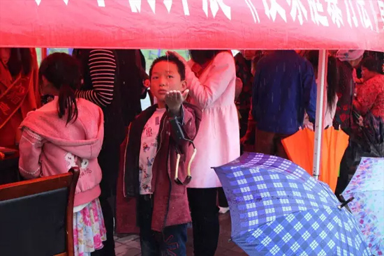 因?yàn)橛晗碌奶?，小男孩玩起了接水游戲? oldsrc=