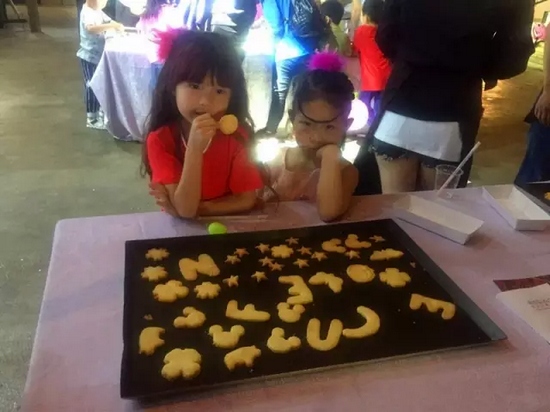 烤制好的餅干，發(fā)揮想象力，畫(huà)上美麗的圖案