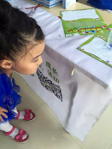 一只蝴蝶飛到小蝸牛的旗子上，小朋友看得入神啦~