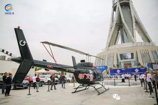 張貼著愛心助考車貼的“交廣號”直升機也同時起飛，共同開啟了今年的愛心助考之旅。