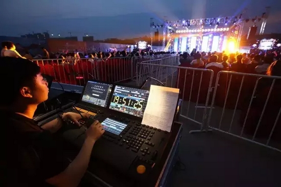 嚴謹?shù)囊繇懤蠋?，晚會的效果全在他的控制之內? oldsrc=