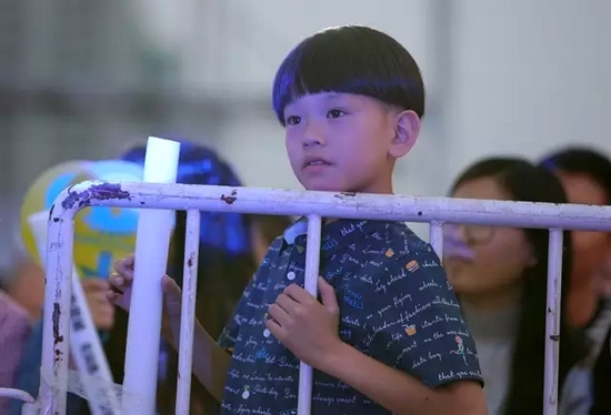 正是你們的笑容，才讓我們有了繼續(xù)前行的動力，哪怕風雨兼程。