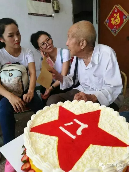 二姐們認(rèn)真聽老兵講抗戰(zhàn)的故事，老人年事已高，記憶都是轟炸！轟炸！轟炸！