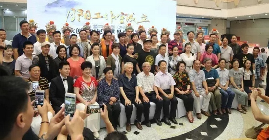 諸多藝術(shù)家和社會(huì)各界人士以及唐派弟子、戲迷到場(chǎng)祝賀