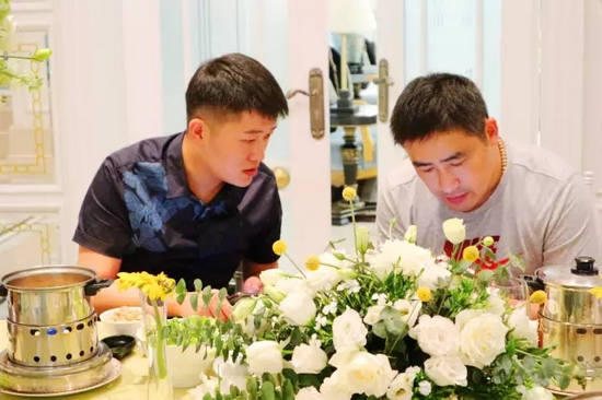 這種熱烈的氣氛，一直延續(xù)到飯桌上