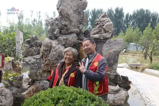 爺爺奶奶叔叔阿姨被盛運莊園的景致吸引，紛紛拍照留影