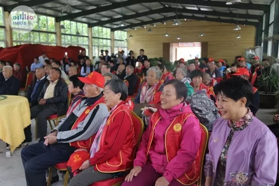 臺上展風(fēng)采，臺下笑開懷