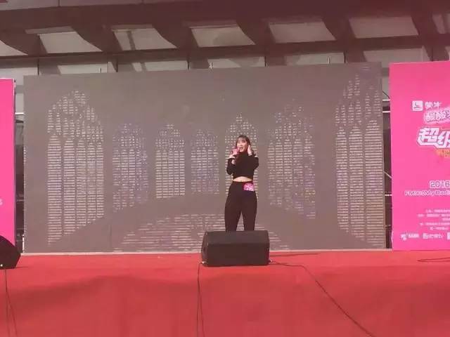 這pose一看就是在飆高音，猜猜看她唱的是哪首歌？