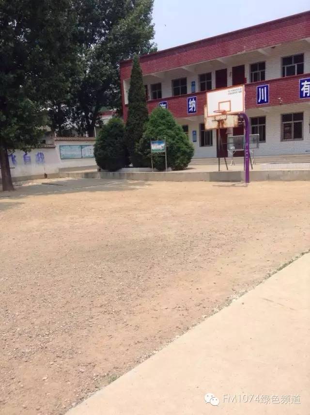 學(xué)校面積不大，只有一棟教學(xué)樓。