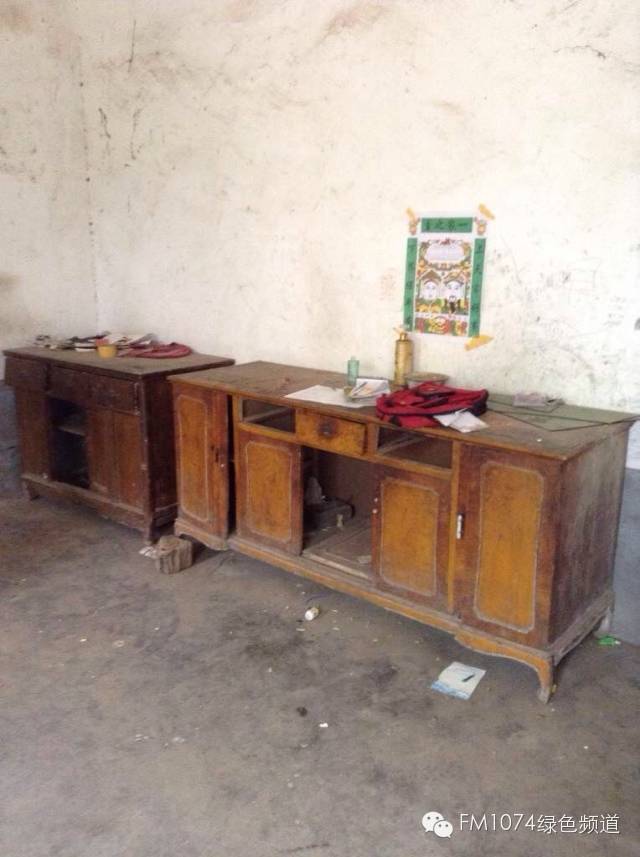 走訪另一個(gè)貧困家庭，進(jìn)去之后才知道什么是真正的一貧如洗、家徒四壁。