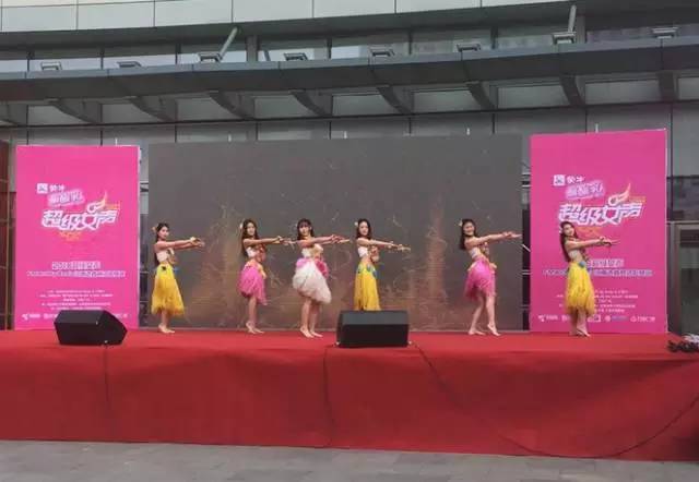 伴隨著舞蹈演員們的開場，比賽在上午10點(diǎn)半正式拉開序幕