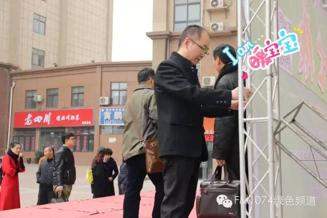 寒江副總監(jiān)親力親為，事無巨細(xì)。偶像真是暖暖惹人愛呢！