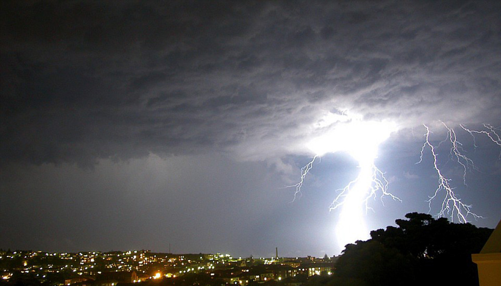 超10萬次雷電襲擊布里斯班 電光沖天場(chǎng)面震撼