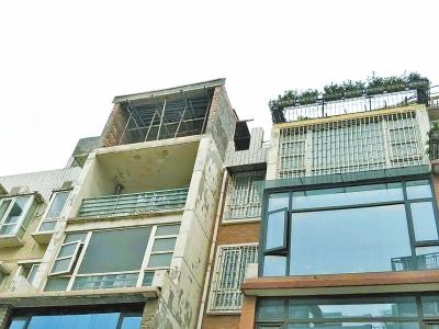 鄭州某小區(qū)60多家住戶見(jiàn)有利可圖別墅上再摞樓