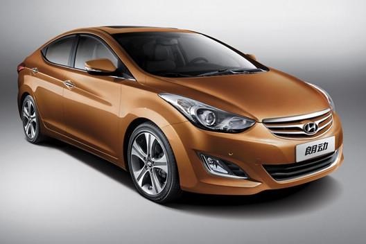 　　北京現(xiàn)代朗動分別搭載1.6L和1.8L兩種發(fā)動機，共7款車型。“流體雕塑”設(shè)計理念持身的朗動看上