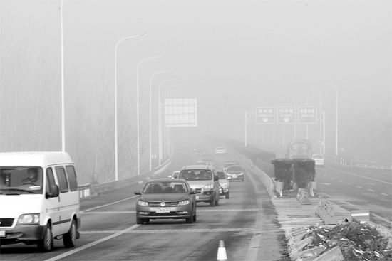 最近能見度不佳的天氣，給駕車上高速的車主提出了更多的要求