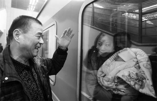 車要開了，史振星揮手向女兒懷中的外孫告別。女兒帶著剛剛出生43天的孩子，要到千里之外湖南的婆婆家過新