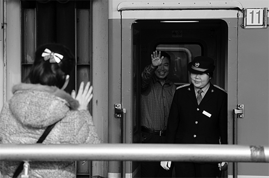 揮手向親人告別，并祝福一路平安