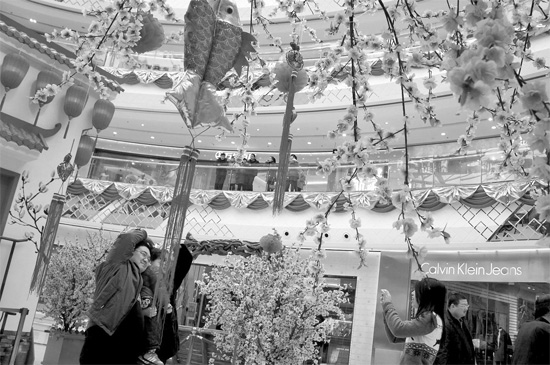 春節(jié)七天假，逛商場(chǎng)成了很多市民的度假方式