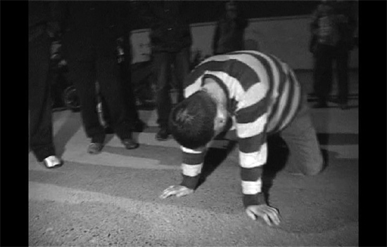 昨日凌晨，鄭州市化工路西段，渾身酒氣的男子出盡洋相