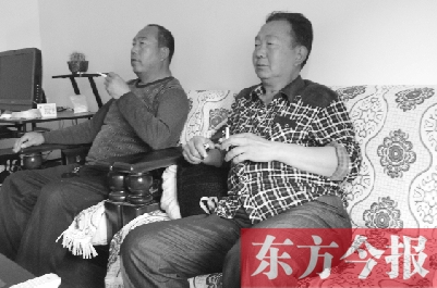 吳四輩和張年學(xué)在家聊天，談?wù)撋稌r候能去上班