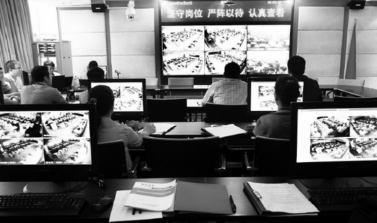 2013年高考首日，鄭州市國家考試考務(wù)指揮中心內(nèi)，工作人員通過監(jiān)控器遠(yuǎn)程監(jiān)考