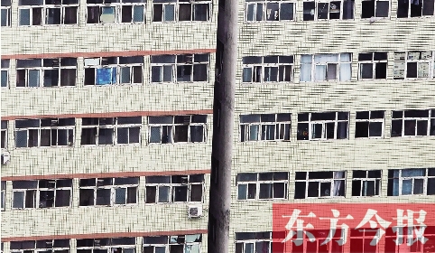 鄭州市城中村眾多類(lèi)似這樣火柴盒式的房間，成了大中專(zhuān)畢業(yè)生們暫時(shí)安放青春和夢(mèng)想的地方