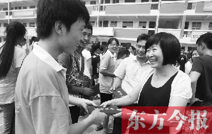 7月23日，晨鐘教育集團黨委書記張玲為支教大學生頒發(fā)證書