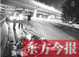 昨日凌晨3時(shí)，鄭州市區(qū)河醫(yī)立交橋下，交警在勘察現(xiàn)場(chǎng)