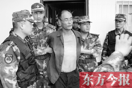 7月27日13時50分許，駐馬店市西平縣的“7·25”連環(huán)殺人案犯罪嫌疑人丁金華（左三）在禹州落網(wǎng)