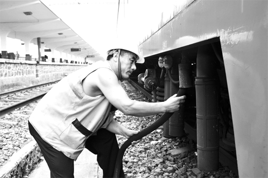 昨日，商丘火車站給水員在烈日下工作