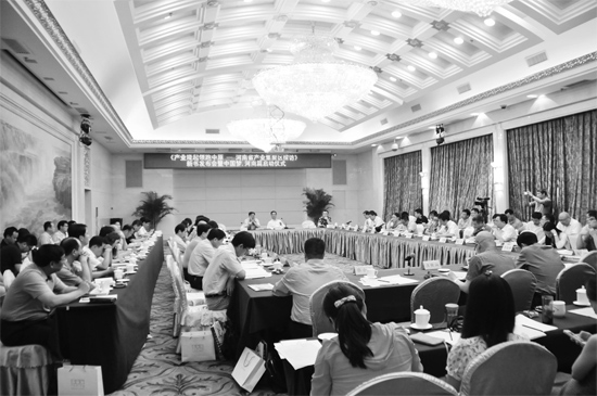 產(chǎn)業(yè)集聚區(qū)會議現(xiàn)場，各位專家學(xué)者對河南產(chǎn)業(yè)集聚區(qū)的發(fā)展建言獻(xiàn)策