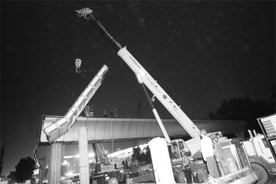 昨日凌晨，鄭州市動(dòng)物園天橋徹底拆除