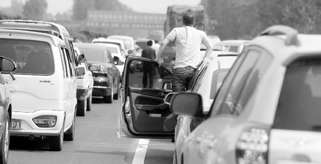 10月7日下午，寧洛高速漯河至商水段，因車禍發(fā)生擁堵